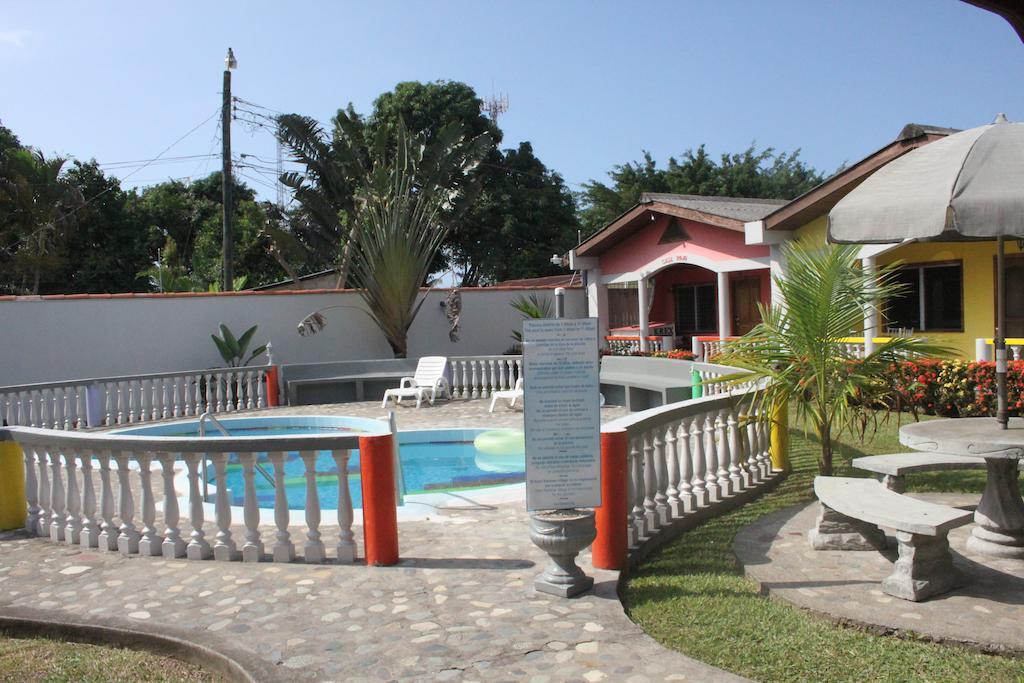Rainbow Village La Ceiba Bilik gambar